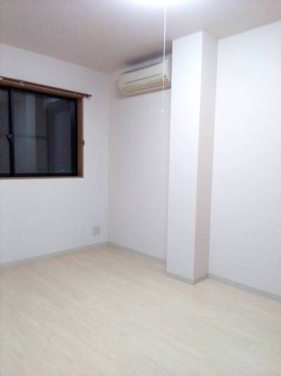 寝室窓はシャッター付きで閉めれますので落ち着けます。※103