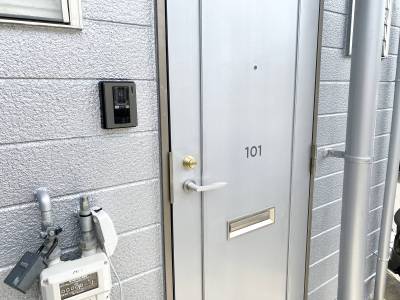 カメラ付きインターフォンでおしゃれな玄関・部屋ナンバー