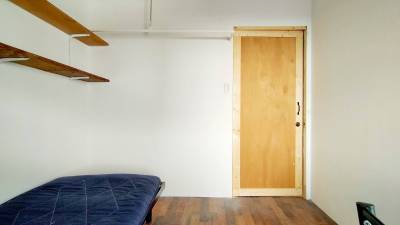部屋内観２
白いパイプはハンガーラックです。