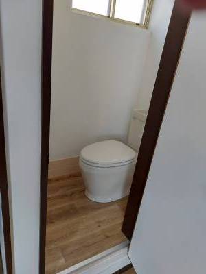 トイレは簡易式の汲み取りです。