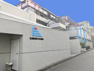 清潔なマンション、広い敷地の落ち着いた中低層マンション