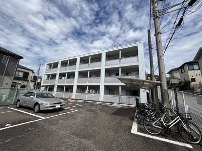 広い敷地内、ストレスフリーな駐車場、駐輪場、専用バイク置き場