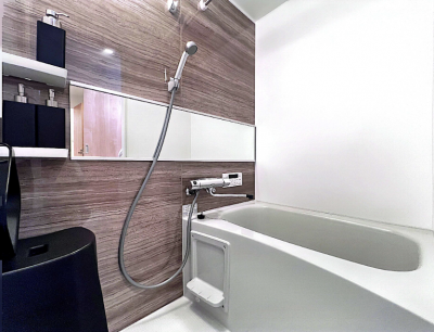 お洒落なアクセントパネルに横長ガラスの浴室♫