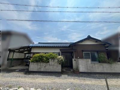 屋根付き駐車場も広い庭もある！平屋建ての戸建てです！