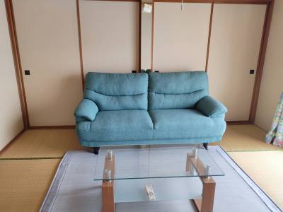 和室を明るくするグリーンの三人掛けソファー