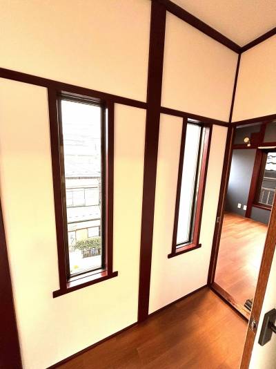 廊下の窓風景が絵画のようですね！