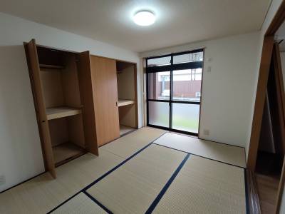 和室　収納が2つあります