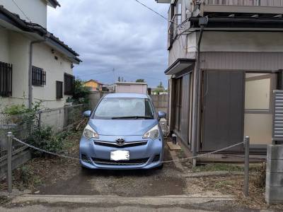 駐車スペース付き。
普通車なら余裕で駐車できます。