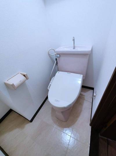 温水洗浄便座付きトイレ
