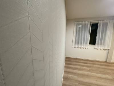 薄めのヘリンボーン柄壁紙