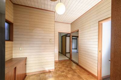 広々とした玄関。左はシューズボックスになります。