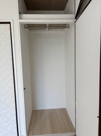 6帖のクローゼットはパイプハンガーで使いやすい！