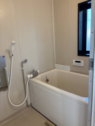 浴室に窓があり、のんびりとバスタイムを過ごせます！