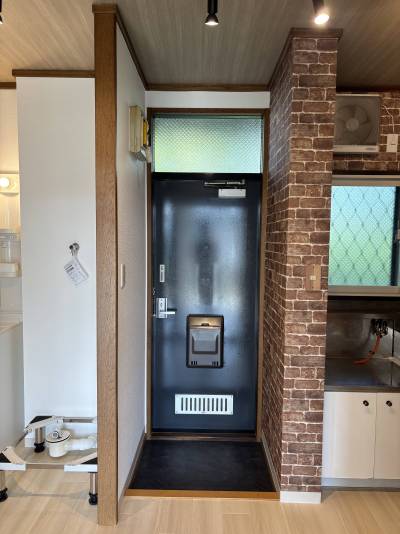 玄関は明暗センサーで夜に点灯し、朝になると消灯します！