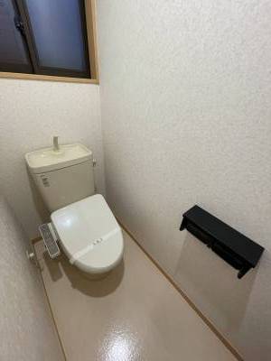 ウォッシュレット付き、スマホ置けるペーパーホルダー付き