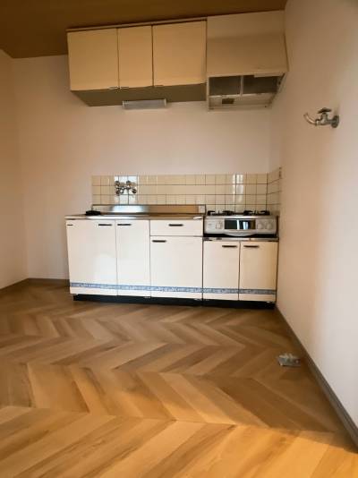 広めのダイニングキッチンなので、テーブルを置いても広々