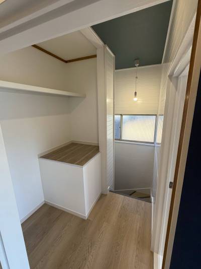 ２Fの廊下にも収納スペースございます