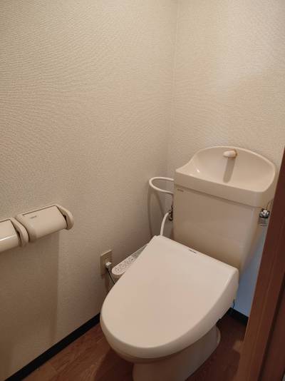 トイレ　温水洗浄暖房便座です