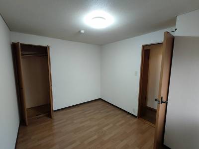 北側の部屋です　
収納があります