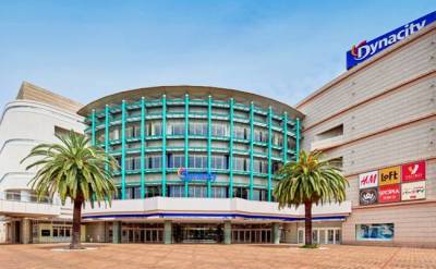 ダイナシティは大型ショッピングモールで、映画館もあります。