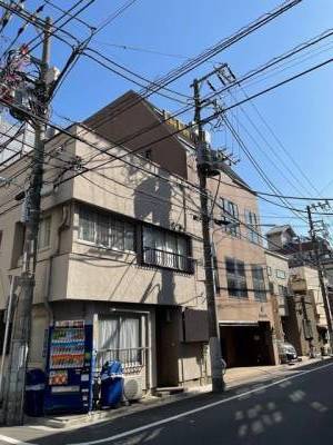 商店街から少し入った南道路に面しています