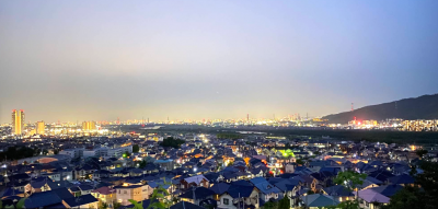 【大阪方面を一望できる展望台もあり、夜景を楽しめます】
