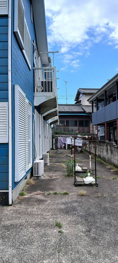 正面から見て右側になります。