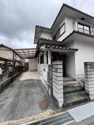 玄関と駐車場。軽２台可。