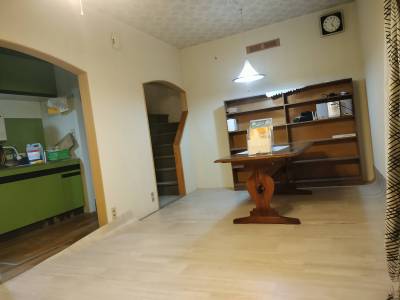 リビングです。クッションフロアを新しいものに変更作業中です