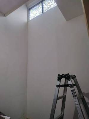 玄関の吹き抜け、一部壁紙を新しくしました！