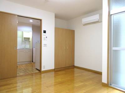 居間はお洒落なアクセントクロス張
