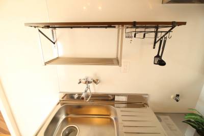 洗い物も置ける棚
蛇口はホース式です