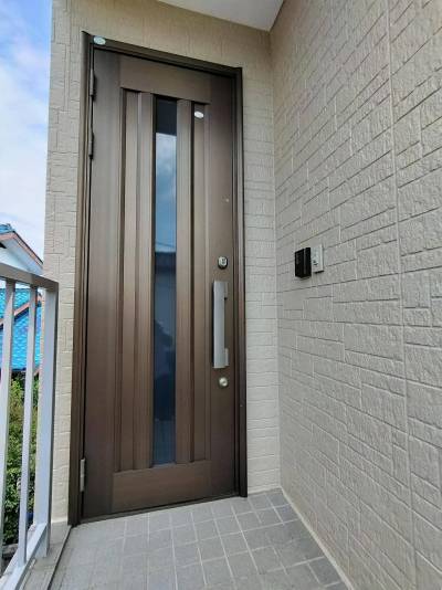玄関扉は戸建て仕様で鍵は２重ロックです