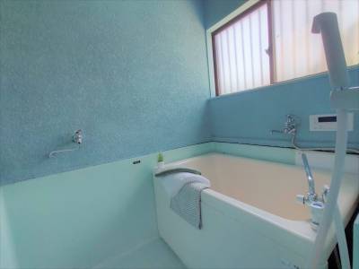 お風呂　浴槽、給湯器新しいです、追い焚き。窓も広く明るいです