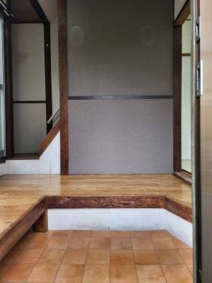 靴は床下に収納可。アクセントクロスでオシャレ。