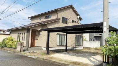 前面道路は公道で車通りも少なく駐車スペースもゆったり♪