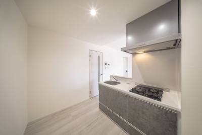 ガスコンロ対応／2口コンロありで料理好きにも嬉しい。