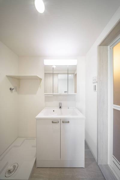 身支度も快適に♪便利なコンセント付き洗面台