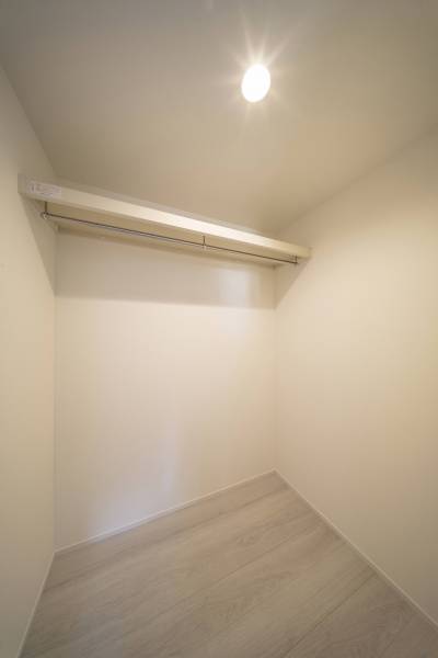 広々ウォークイン♪たっぷり収納でお部屋すっきり