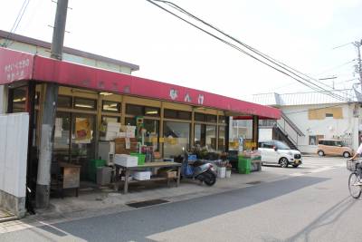 徒歩5分。新鮮な魚と野菜が買える店。魚の鮮度と価格は最高。