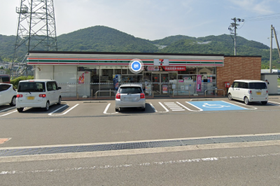 徒歩11分、車3分のところにセブンイレブン