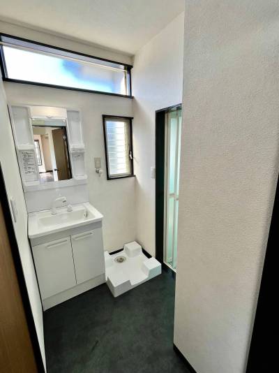 洗面所　　独立洗面台、洗濯機パンを新規交換