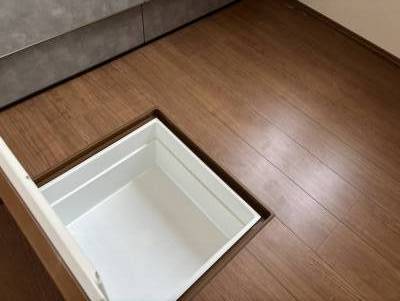 台所の床下収納。何かと便利です。