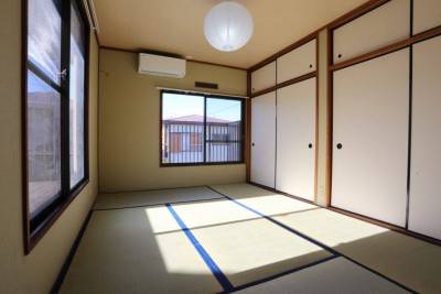 2階　西側の6畳の和室。明るい日が差し込みます。