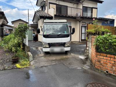駐車場の間口は2.6メートル。ファミリーカーも入れます！