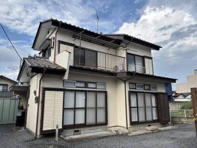 白と茶のシックな外観！陽当たりいいから洗濯物が良く乾きます！