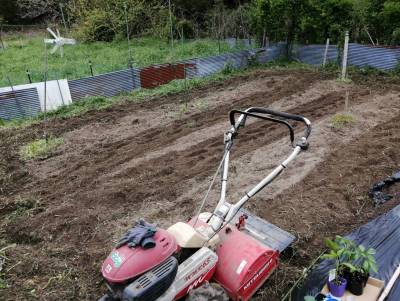 家庭菜園もできます。
耕うん機付き