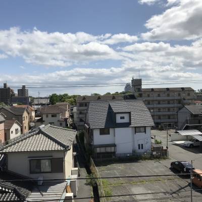 姫路城が見えます。夜はライトアップが幻想的です。