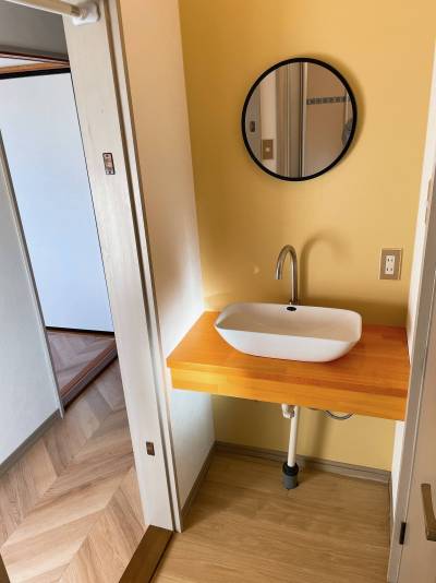 お洒落な洗面台でアクセントクロスが可愛い♪