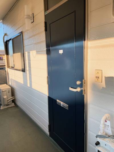 北欧風ブルーの素敵なドアです